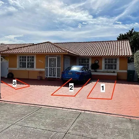 Modern 3-Bedroom W/ Backyard